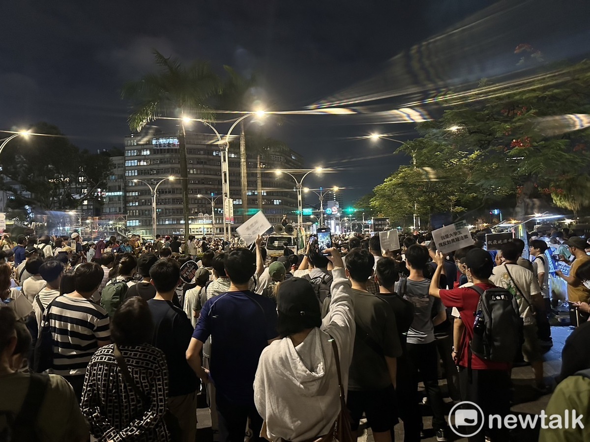 反對國會擴權，5月24日青島東路，抗議民眾滿溢。 圖：朱蒲青攝