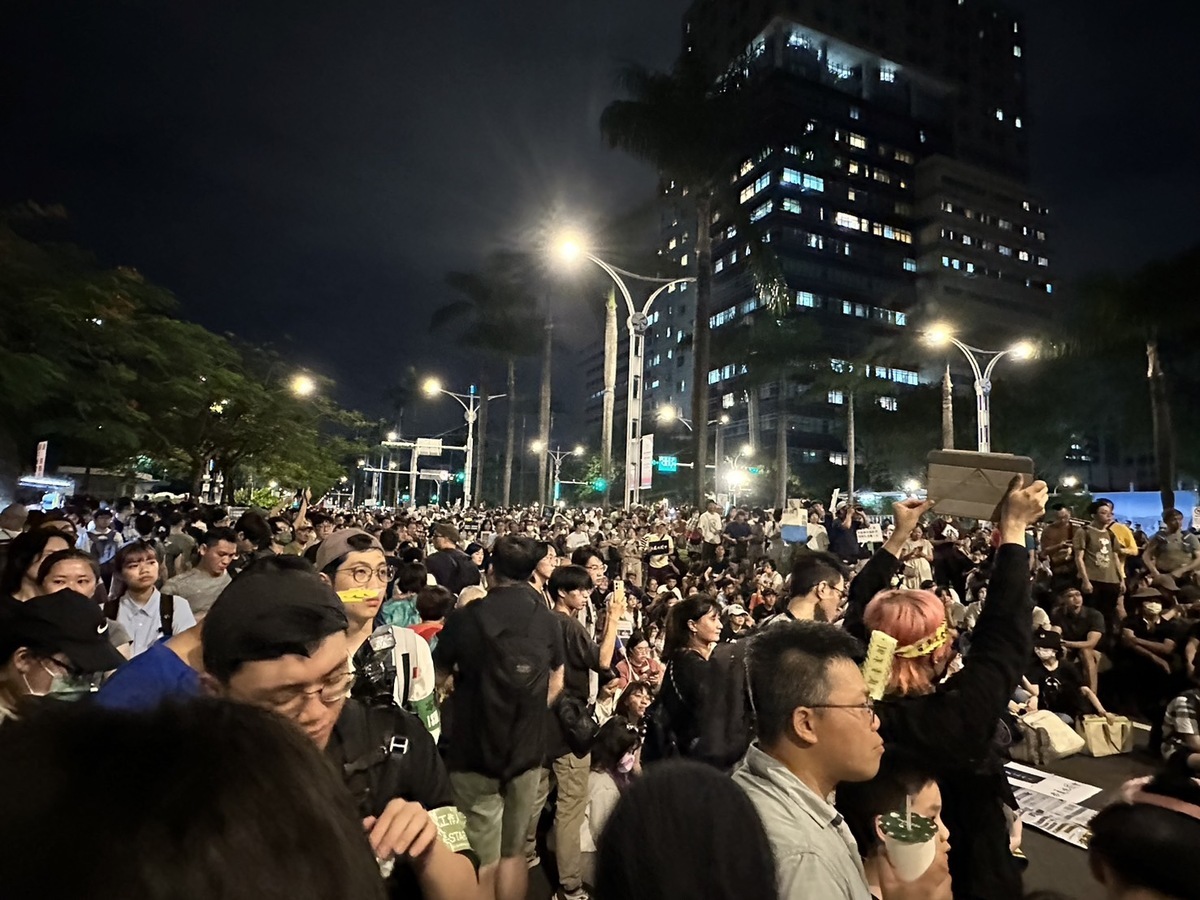 反對國會擴權，5月24日青島東路，抗議民眾滿溢。 圖：朱蒲青攝