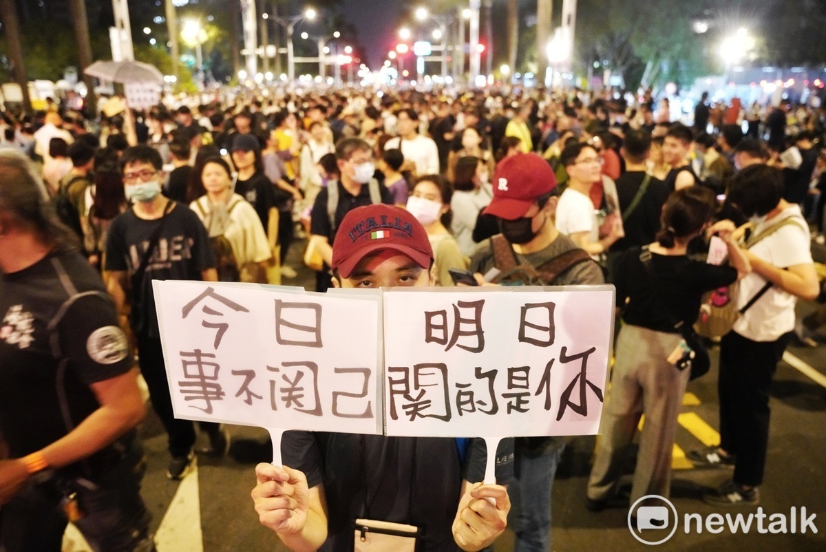一位民眾在中山南路快車道上高舉「今日事不關己 明日關的是你」手舉拍，提醒民眾國會擴權法案通過的嚴重性。 圖：張良一/攝