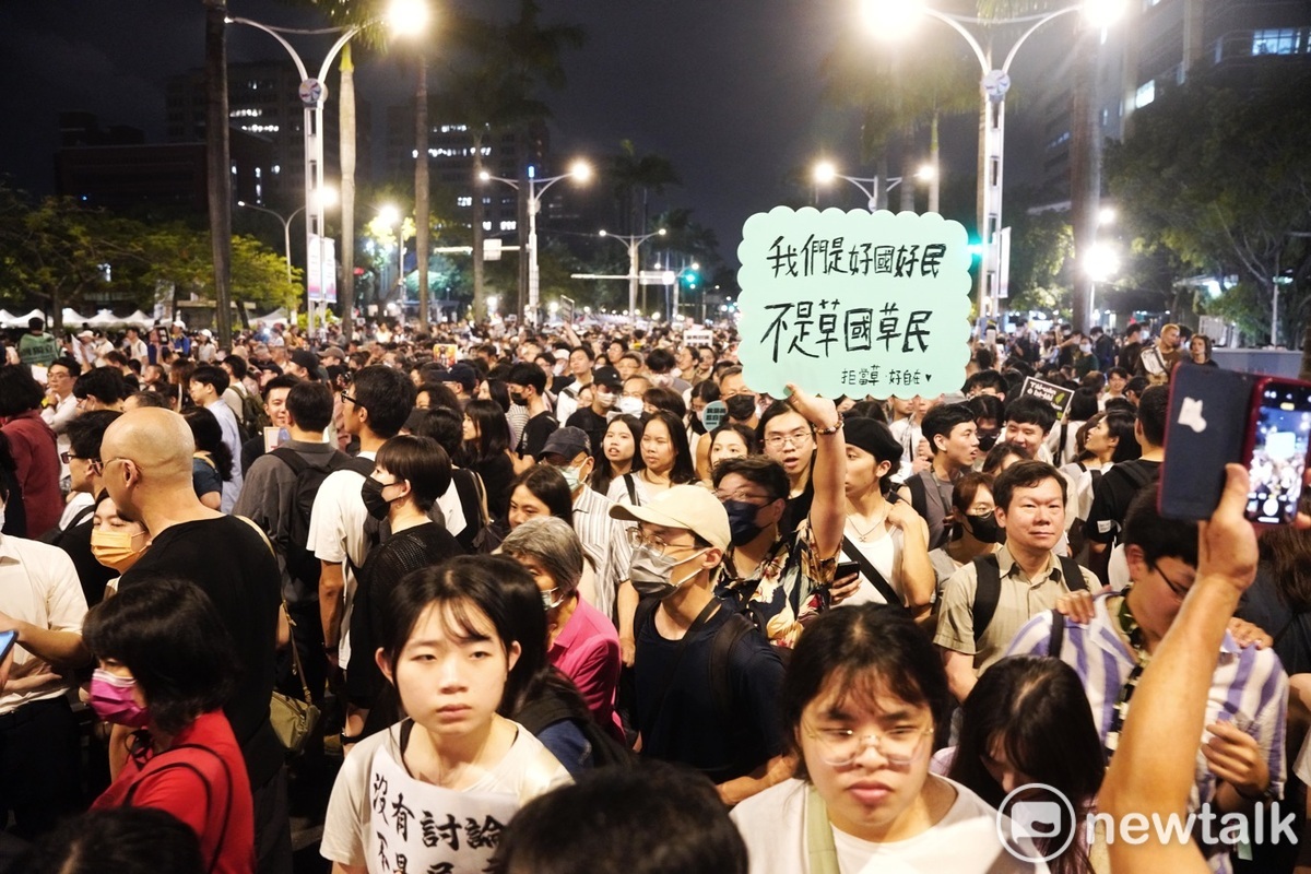 一位民眾在抗議人群中高舉「我們是好國好民不是草國草民」手舉牌。 圖：張良一/攝