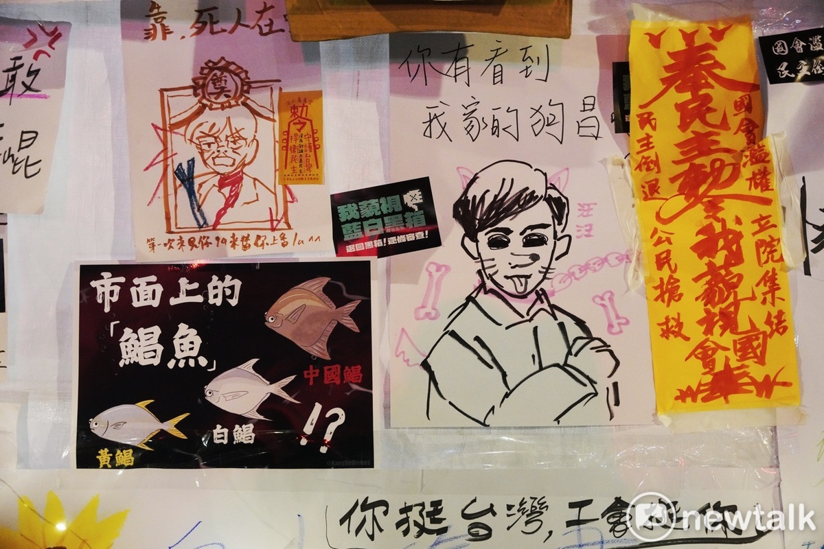 民眾在牆上留下不滿民眾黨立委的文字和圖像。 圖：張良一/攝