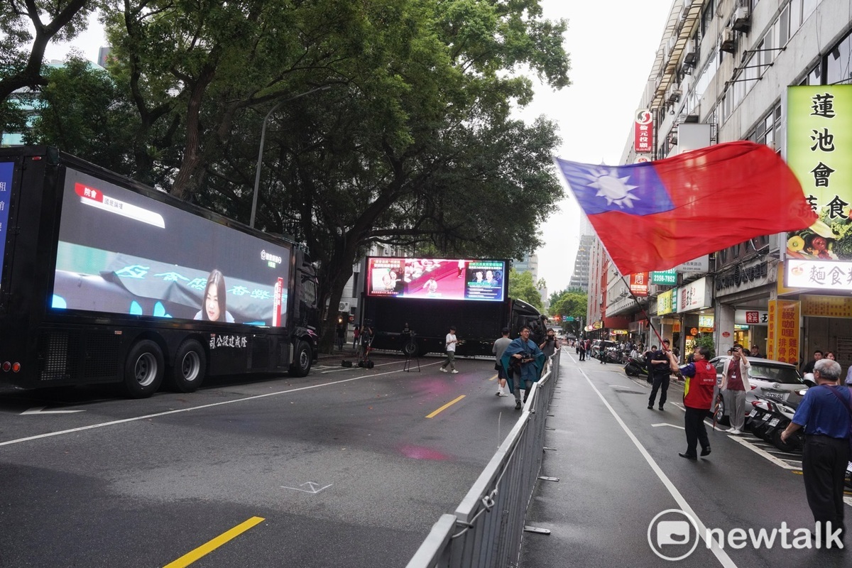 藍營也在青島東路靠近林森南路舉辦聲援藍白立委的活動，但参與在晚間六點前，只有一人在現場搖國旗。 圖：張良一/攝