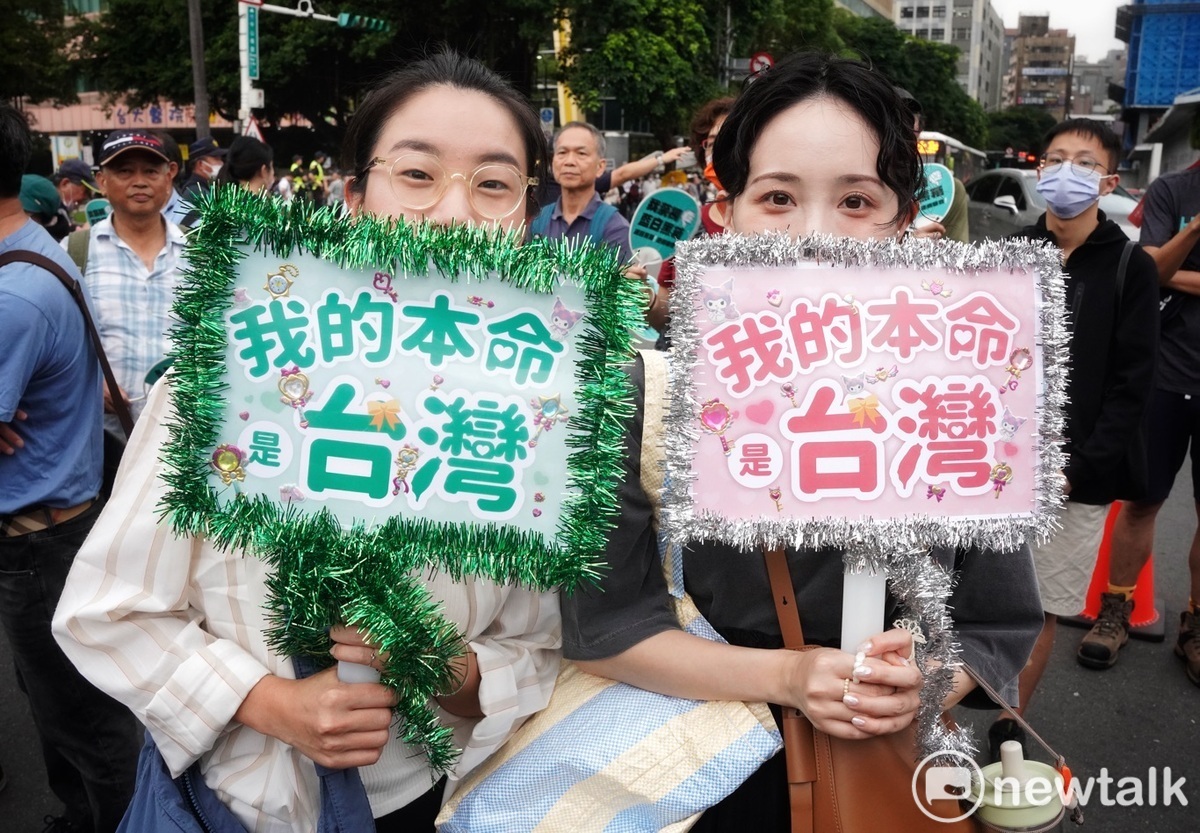 兩位抗議民眾表達對台灣這塊土地的支持。 圖：張良一/攝