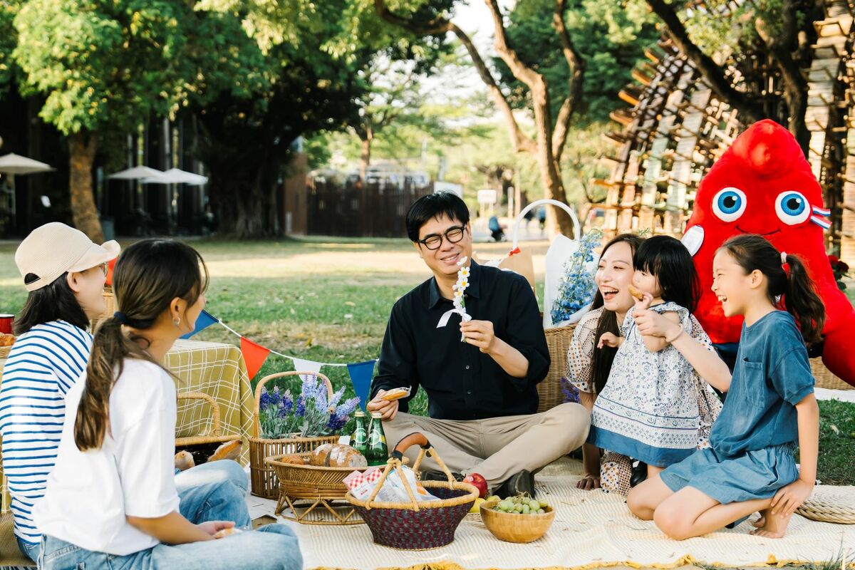 陳其邁(中)歡迎全台一起來瘋法國生活節。 圖：高雄市行國處/提供