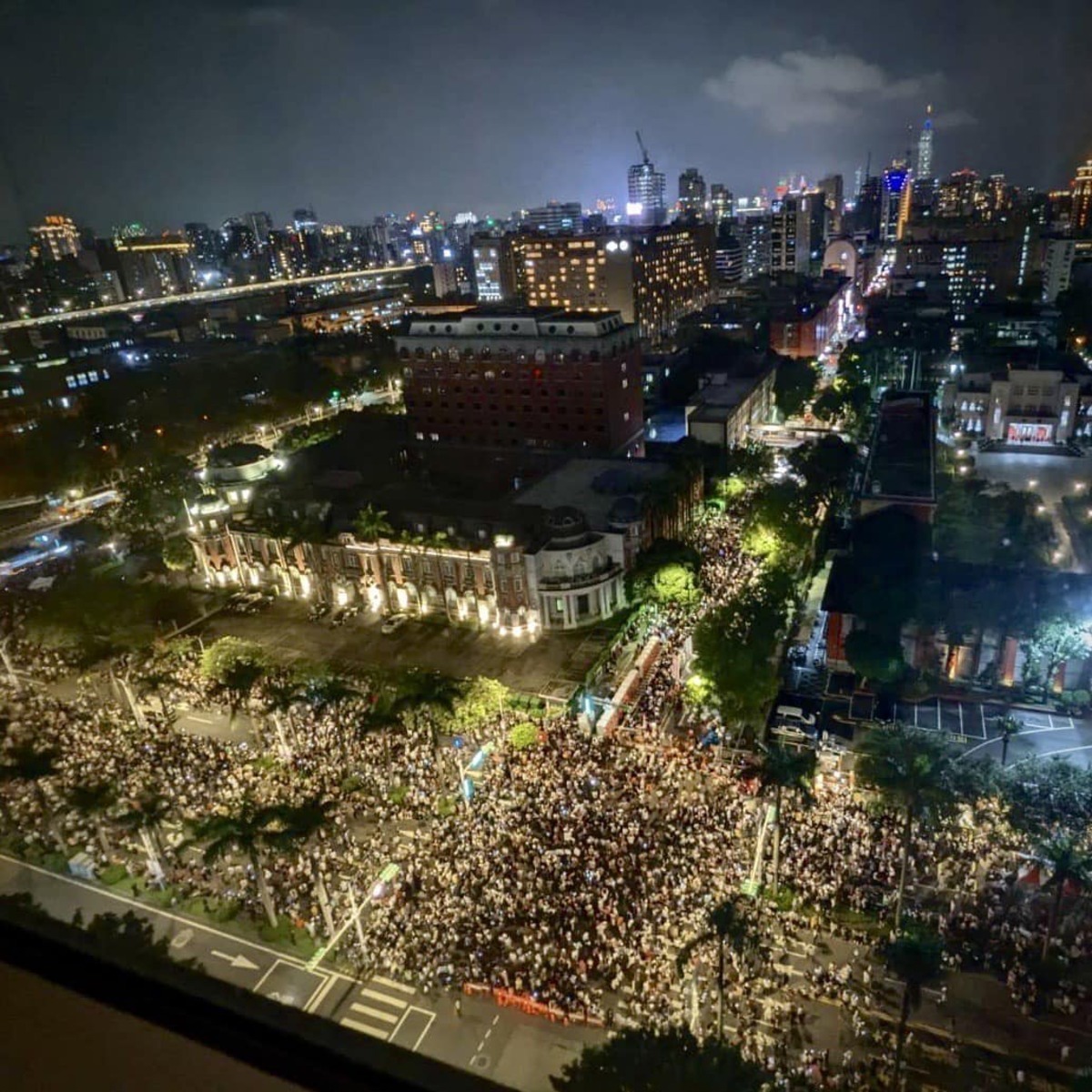 立法院院會24日續審由藍白陣營主導的國會擴權法案，立法院外湧現抗議人潮，人數超過10萬人。 圖：翻攝賴清德臉書