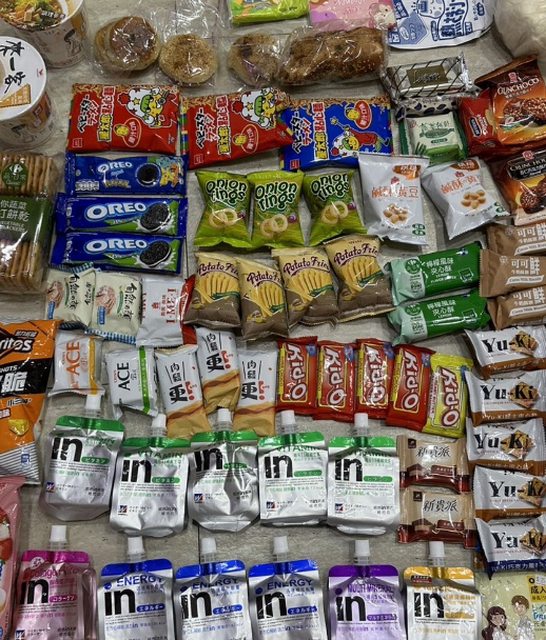 有網友提問為什麼社會運動的參與人數比勞工遊行多那麼多，一位網友回覆表示「三軍未發，糧草先行」，認為能拿到這麼多食品，也難怪有那麼多人願意參與。 圖：翻攝自 PTT