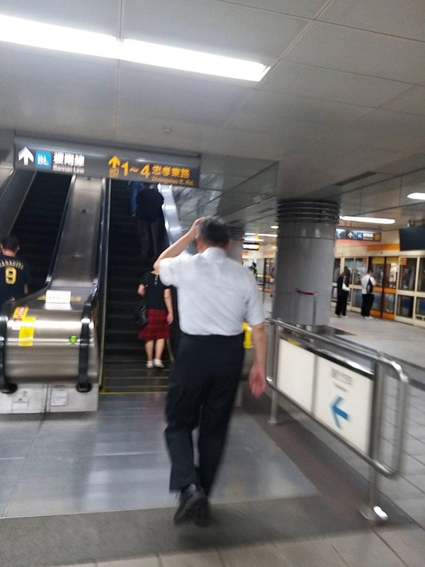 有網友目擊柯文哲與其夫人陳佩琪搭乘台北捷運。照片顯示，柯文哲與陳佩琪出站搭乘手扶梯時相距甚遠。 圖 : 翻攝自鄉民挺起來臉書