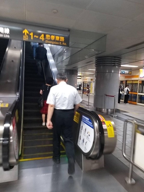 有網友目擊柯文哲與其夫人陳佩琪搭乘台北捷運。照片顯示，柯文哲與陳佩琪出站搭乘手扶梯時相距甚遠。 圖 : 翻攝自鄉民挺起來臉書