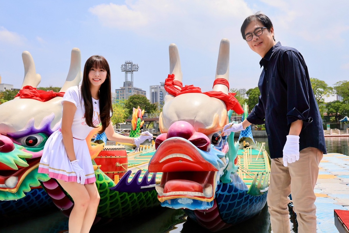 高陳其邁(右)日攜手啦啦隊女神安芝儇(左)為龍舟點睛。  圖：高雄市政府/提供