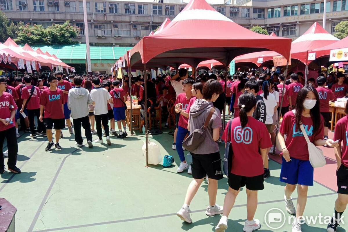 立志中學利用園遊會讓學生自己設攤學習商場寶貴經驗。 圖：孫家銘攝