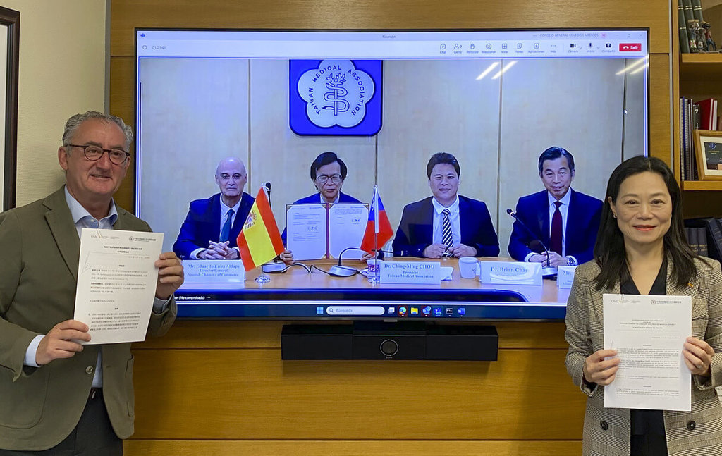 西班牙醫師會和台灣醫師會16日以視訊方式簽署合作協議，深化兩國合作關係。西班牙醫師會主席柯柏（Tomás Cobo，左）和駐西班牙代表張俊菲（右），隔著螢幕與西班牙商務辦事處長Eduardo Euba、台灣醫師會理事長周慶明等人合影。 圖：駐西班牙代表處提供