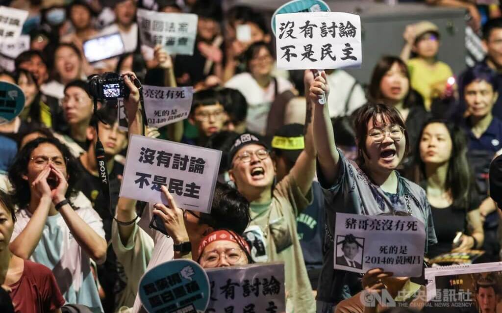 學者聯名投書美媒 解析台灣年輕人抗議國會職權修法
