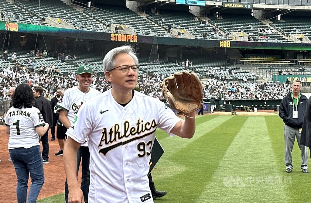 黃仁勳今天脫下「黑皮衣」，換上印有NVIDIA字樣，背號93號的球衣，為舊金山台灣日開球。  圖/中央社