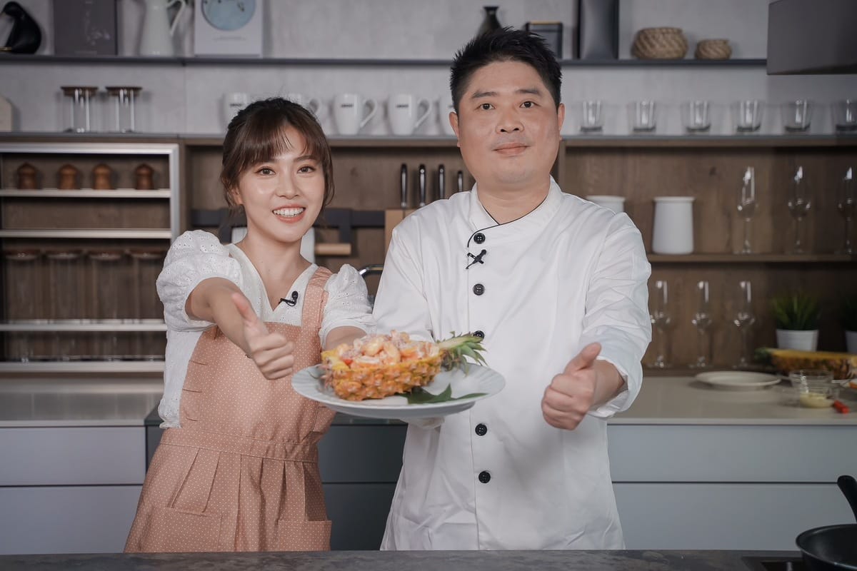 周璟瑜(左)、余宗平(右)一起拍料理教學影片。 圖：高雄市農業局/提供