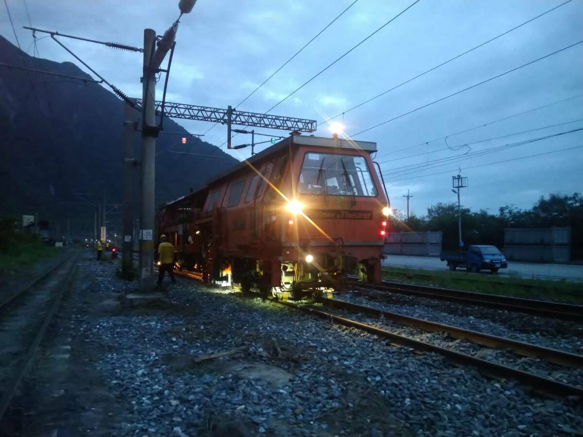 今(8)日因大雨不斷，台鐵花蓮崇德至和仁間東正線遭土石泥流淹沒軌道。（示意圖） 圖：台鐵公司／提供