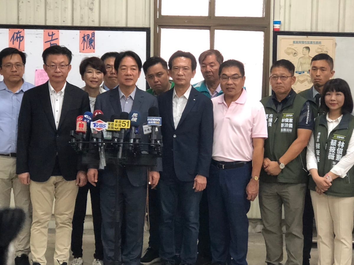 針對美國總統拜登指「願用武力保護盟友」，強調台海穩定重要性，賴清德受訪時特別致謝，並呼籲中國「和台灣共同承擔區域穩定的重責大任」；至於台灣藝人表態挺中一事，他表明不捨台灣文化工作者在他人的屋簷下承受壓力，盼國人給予諒解和體諒。 圖：黃博郎／攝