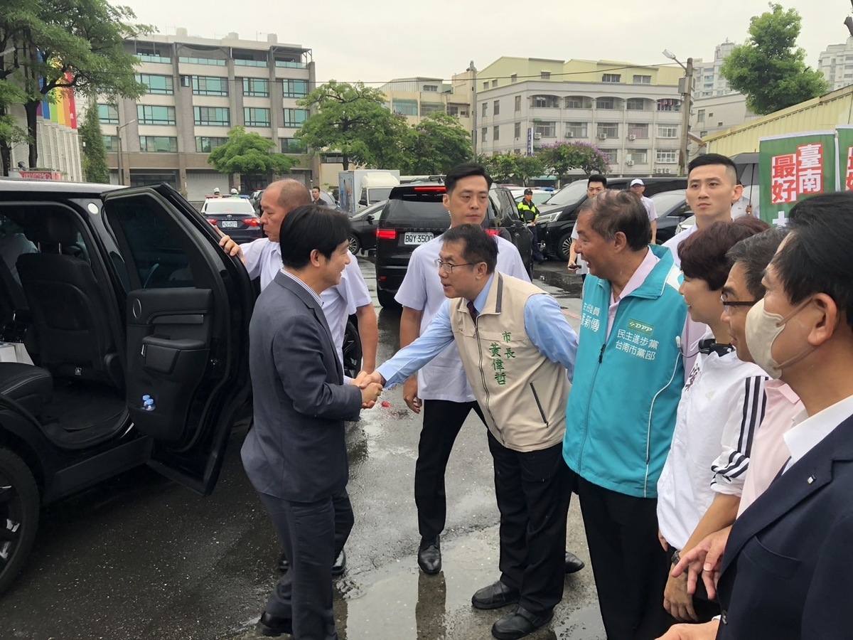 民進黨今辦理全國黨代表暨地方主委選舉黨員投票，賴清德上午10時，由台南市長黃偉哲陪同至南區南都里活動中心投票所完成投票。 圖：黃博郎／攝