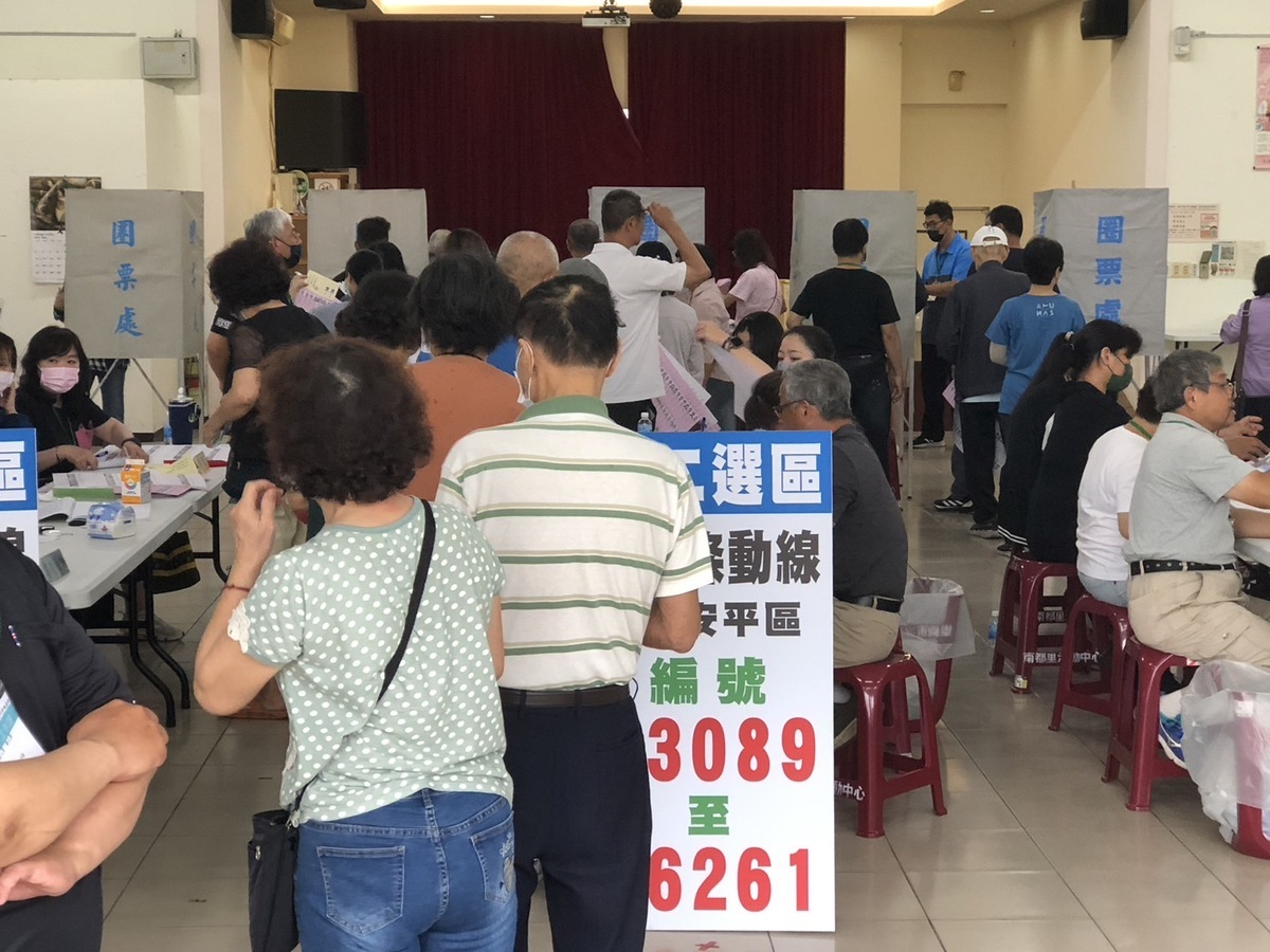 民進黨全國黨代表暨地方主委選舉今日舉行投票，黨員投票情形相當踴躍。 圖：黃博郎／攝