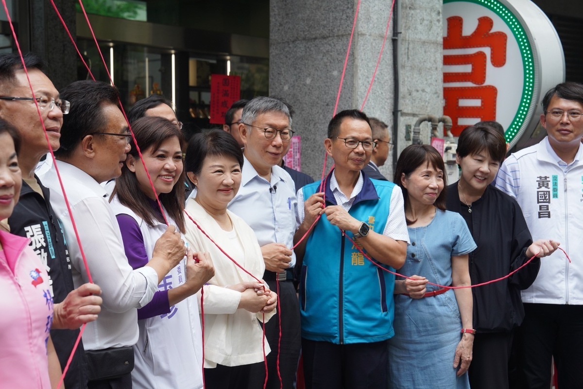 民眾黨主席柯文哲今出席黨籍立委麥玉珍台中聯合服務處揭牌，不少藍委也一同出席。 圖：台灣民眾黨提供