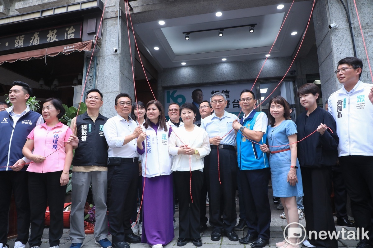 民眾黨成立立委市議員聯合服務處，台中市長盧秀燕站到C位，儼然是白藍陣營中部的共主。 圖：唐復年/攝