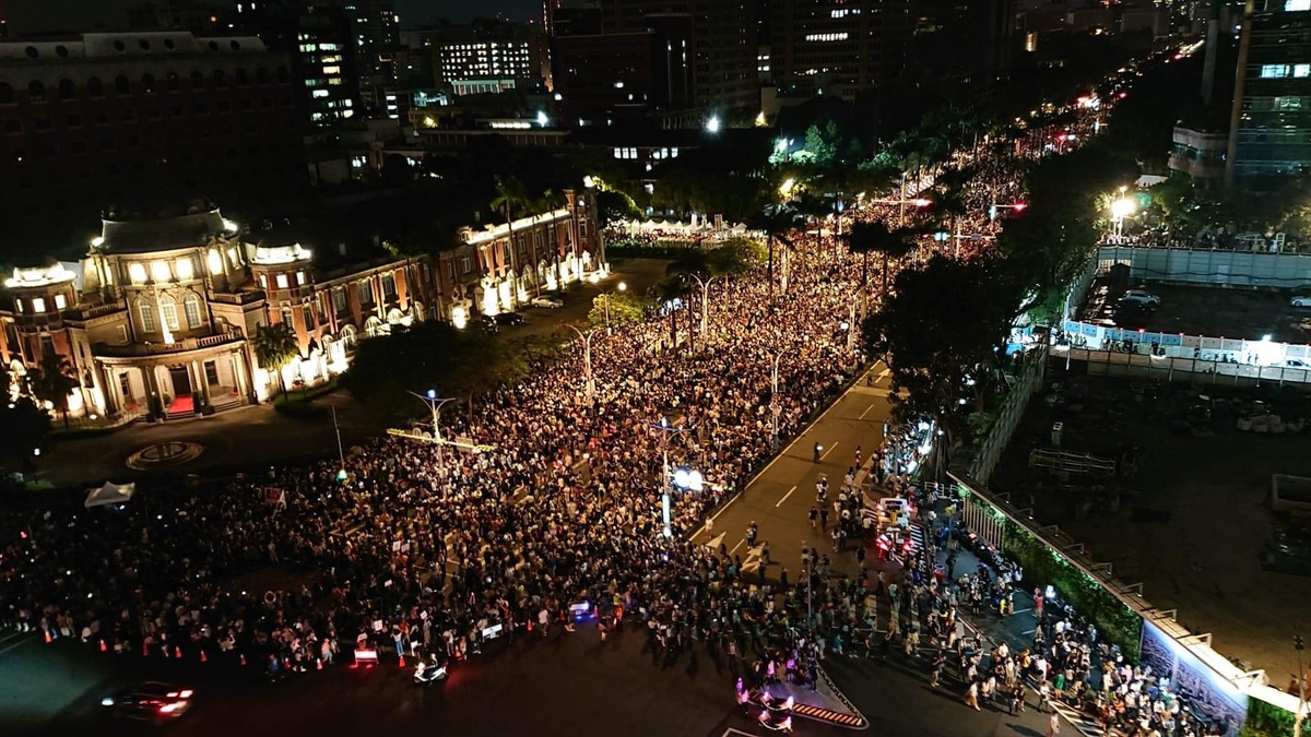 民進黨團與大批民眾 24 日聚集立院外青島東路抗議，預估達十萬人。 圖:翻攝自柯建銘臉書
