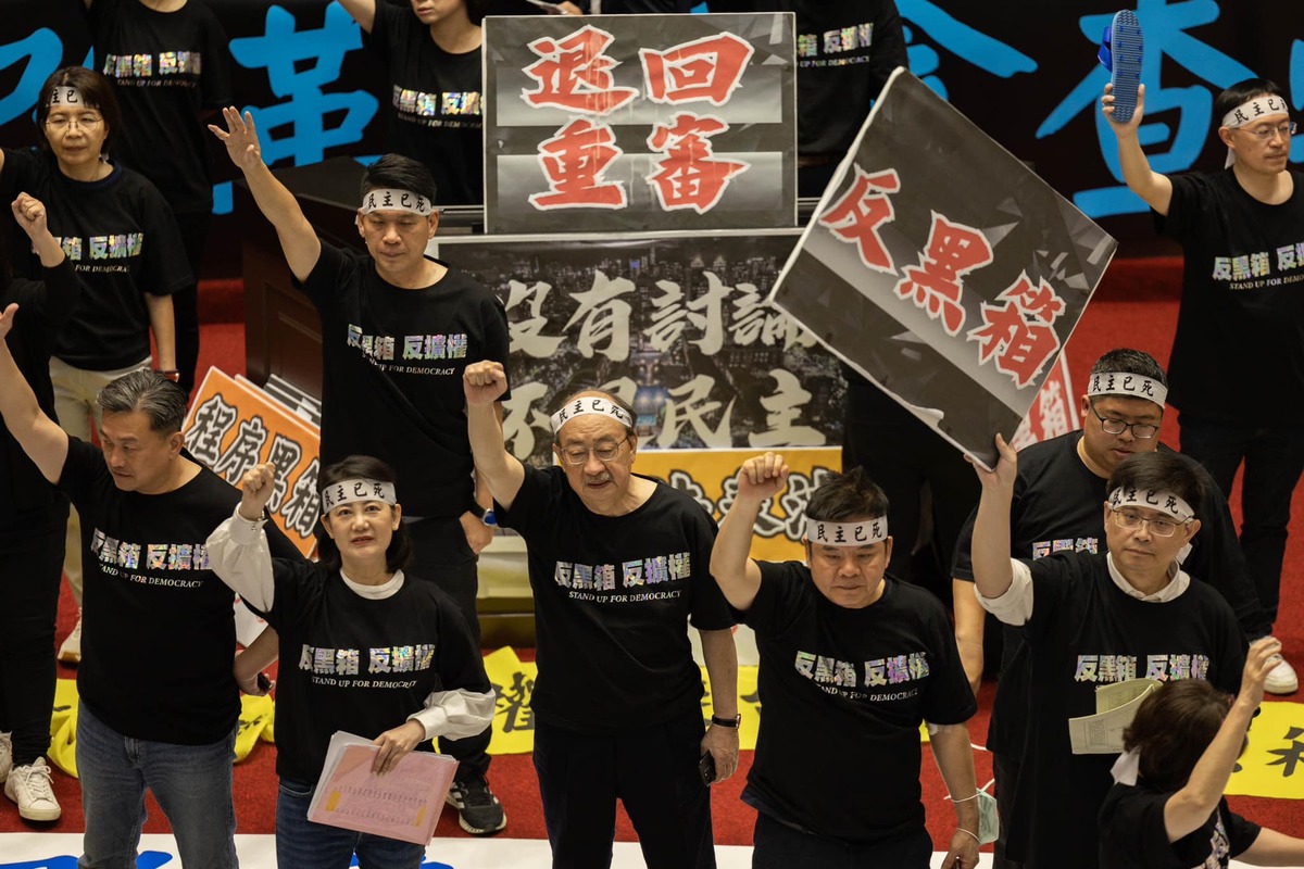 民進黨團總召柯建銘（右三）於臉書喊話，5月28日是立法院職權行使法修法最關鍵一天，國家在生死存亡之秋，自己的國家自己救。 圖:翻攝自 柯建銘臉書