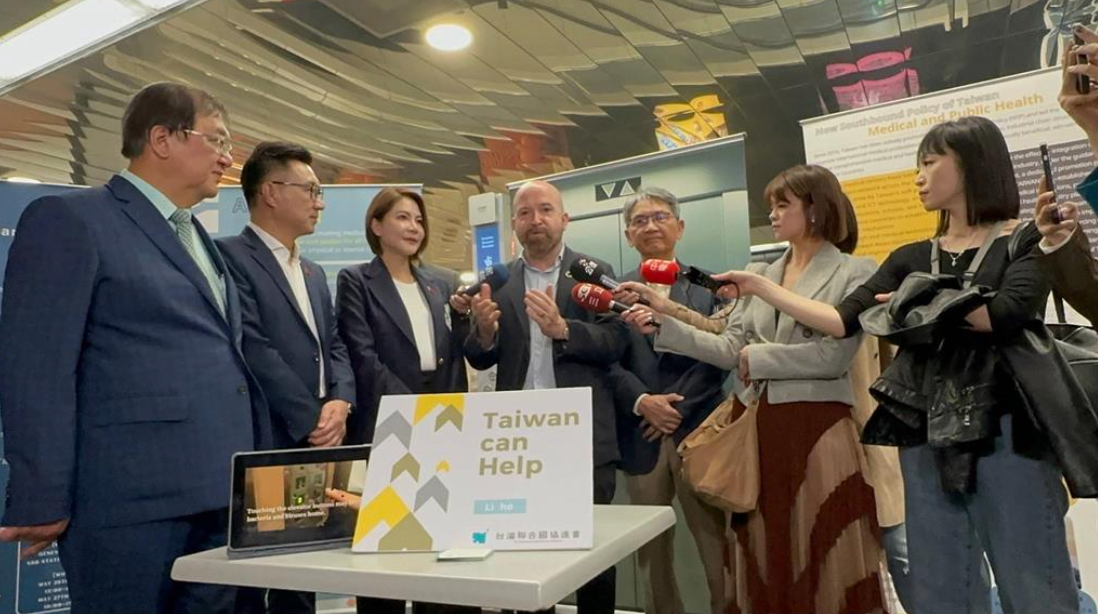 今(26)日台灣聯合國協進會WHO宣達團、台灣佇遮計畫（Here I Stand Project）以及台灣醫療健康產業卓越聯盟基金會（MET）合作舉辦的｢World Health We Share｣展覽，於瑞士時間25日下午在日內瓦機場火車站盛大開幕 圖：台灣聯合國協進會／提供