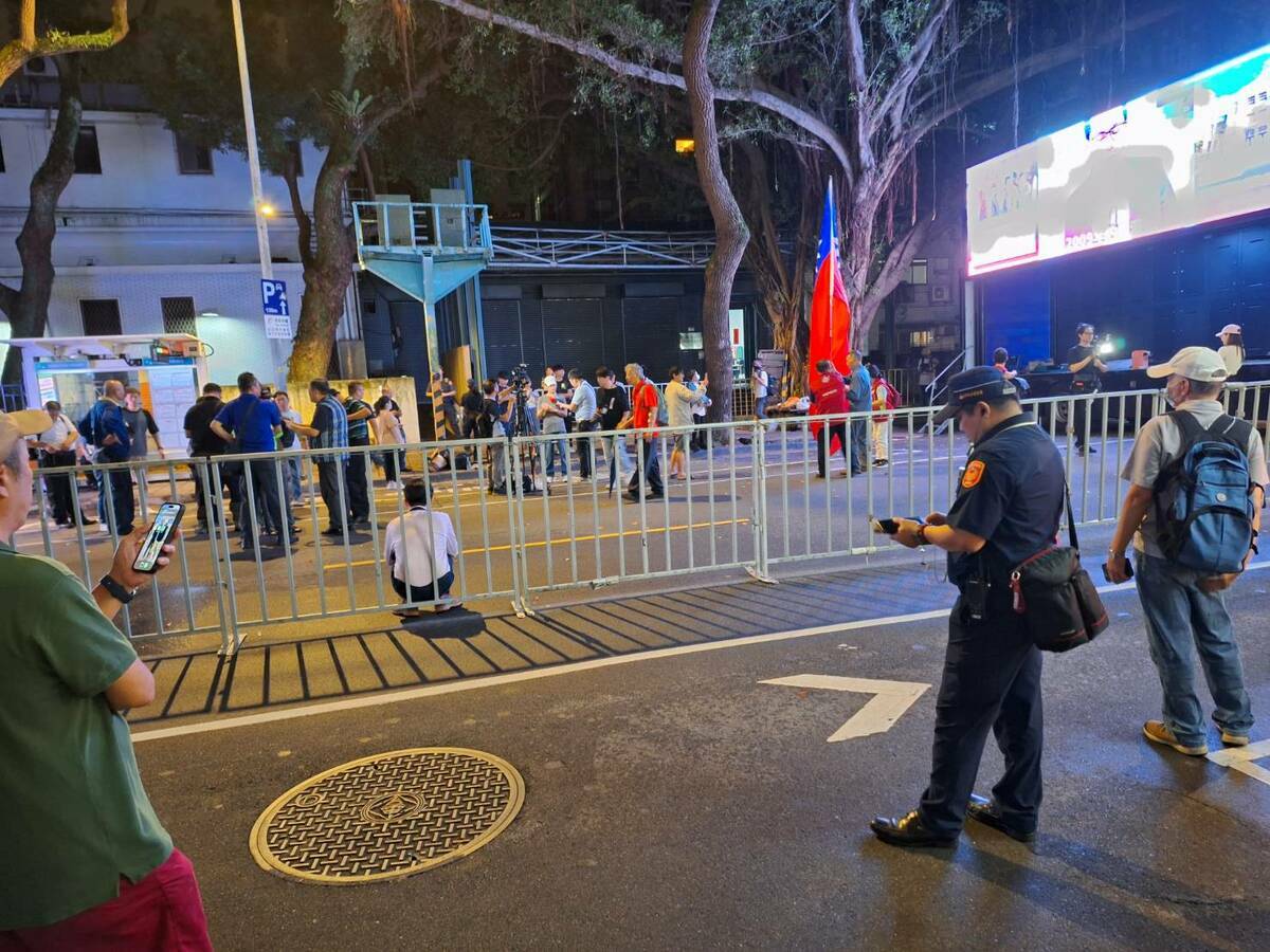 青鳥行動抗議人潮突破10萬人，不過當晚藍白開設的場子卻相當冷清。 林保華拍攝