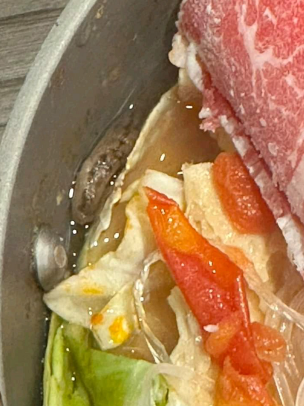 日前知名壽司店才傳出顧客吃壽司驚見活蛞蝓，今(26)日新北市新莊區一家火鍋店又出現活蛞蝓在鍋中。 圖：翻攝自爆料公社官網