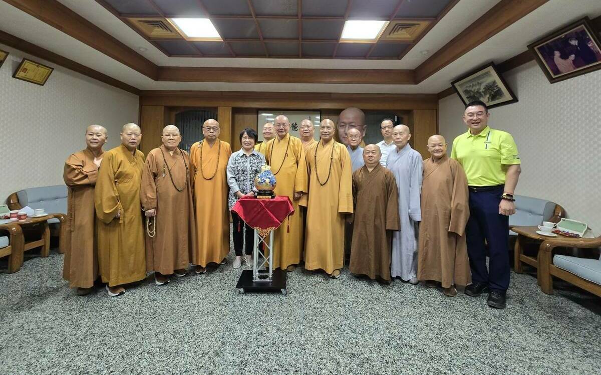 劉世芳拜會佛教團體 允助宗教團體發展、提升服務人員權益