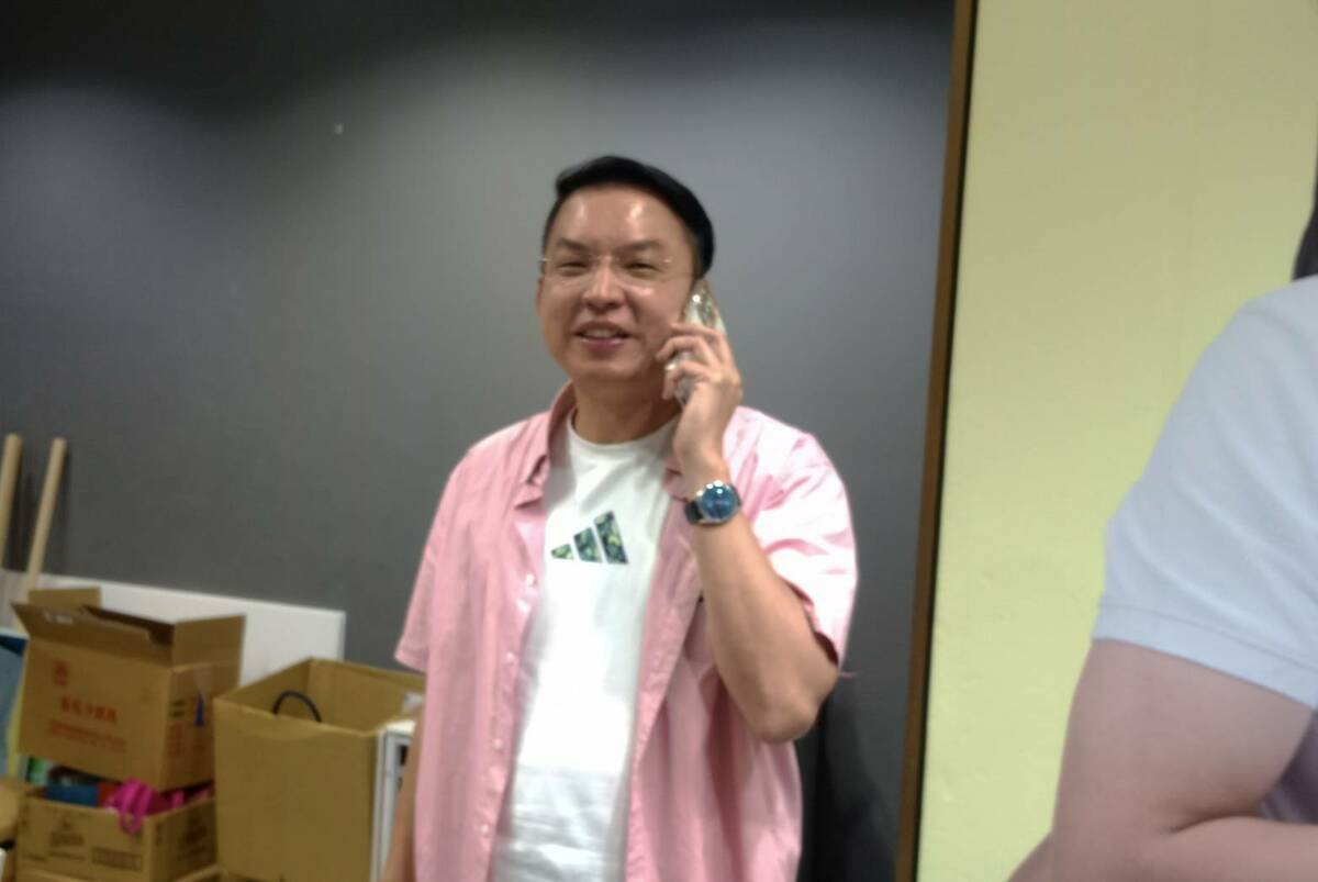 黃文益忙著接道賀電話。 圖：孫家銘攝