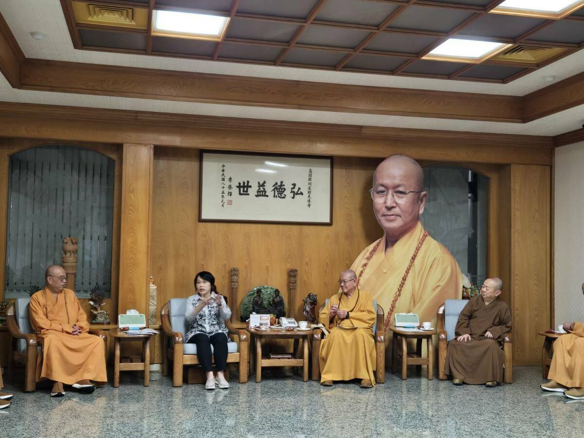 劉世芳(左二)拜會中國佛教會與大高雄佛教會。 圖：中國佛教會/提供