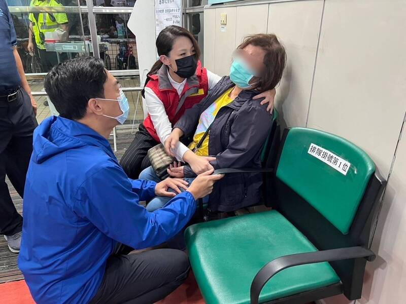 新竹市長高虹安與新竹市消防局長李世恭趕往醫院探視，安慰家屬。 圖：新竹市政府提供