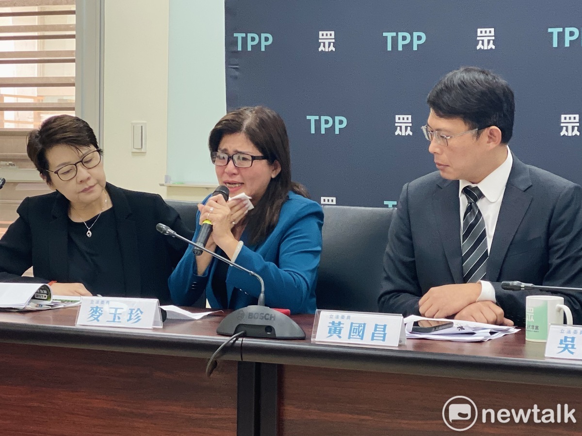 民眾黨立委麥玉珍（中）痛哭。 圖：周煊惠 / 攝