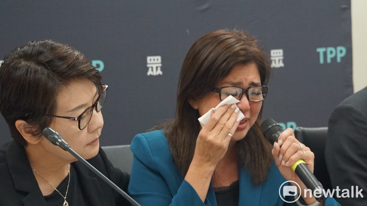 民眾黨立委麥玉珍（右）痛哭。 圖：周煊惠 / 攝