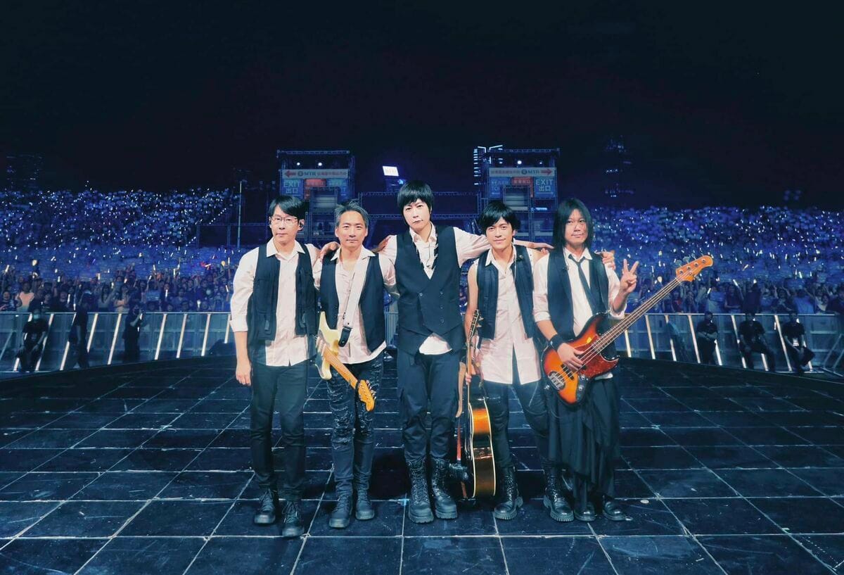 桃園一名劉姓男子透過臉書社團加價轉售五月天跨年演唱會門票，遭裁罰16萬7,400元。 圖：翻攝自五月天臉書