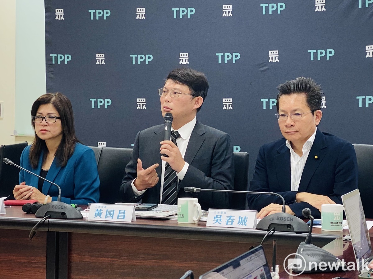 民眾黨團總召黃國昌（中）、幹事長吳春城（右）、立委麥玉珍（左）。 圖：周煊惠 / 攝（資料照）