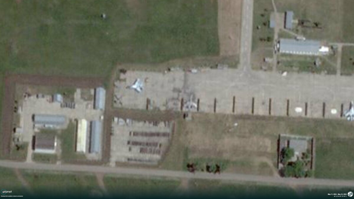 俄羅斯空軍基地遭烏克蘭神風無人機襲擊，有三架戰鬥機在此次攻擊中被摧毀。 圖：翻攝自 @kromark X 帳號
