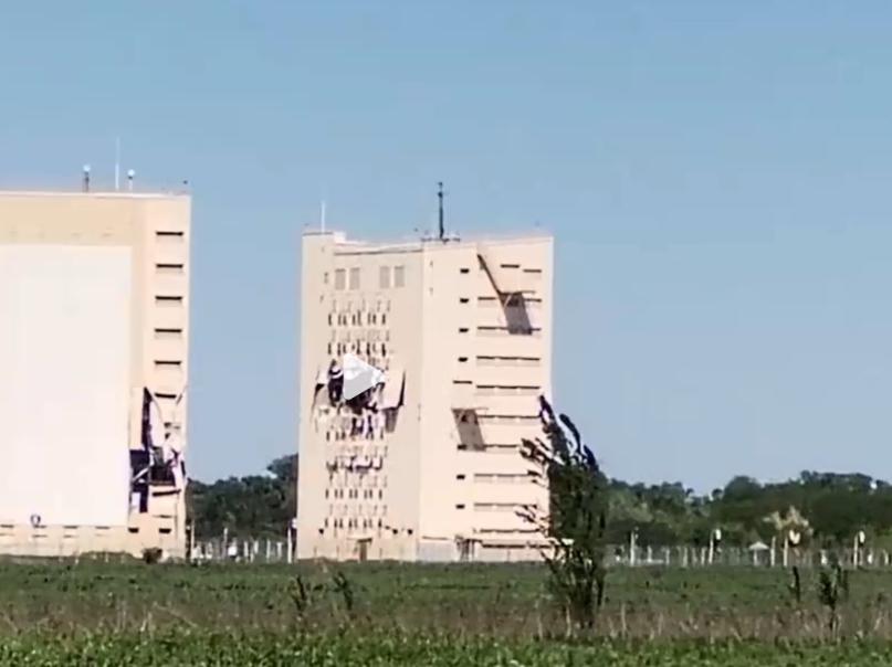 俄遠程預警雷達大樓，被烏軍無人機打穿，直接轟出個大洞。 圖 : 翻攝自虎噴尉影片截圖