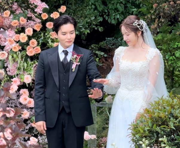 厲旭與小7歲的Ari交往4年後，終於在近期結婚，並在昨日舉辦婚禮。 圖：翻攝自厲旭IG
