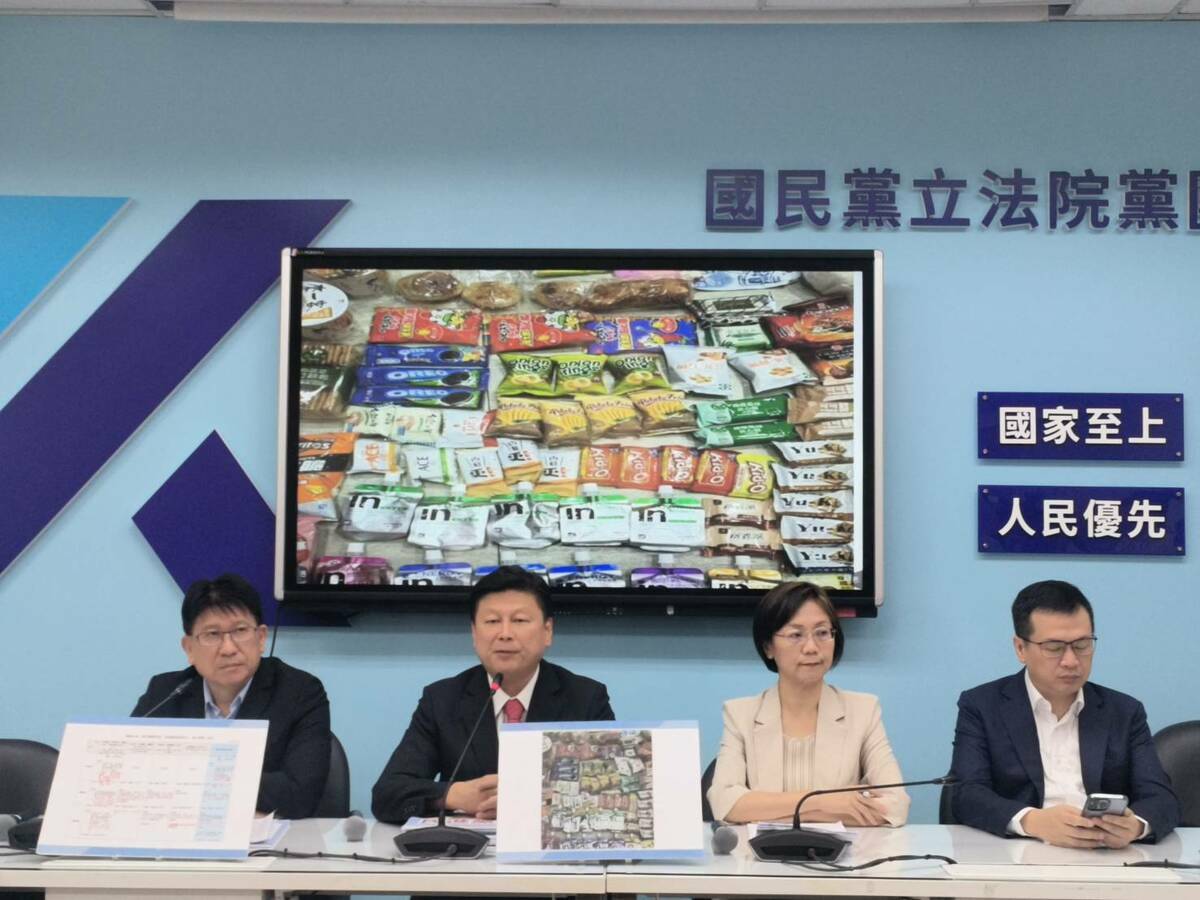 國民黨團總召傅崐萁主持記者會期間，指控立法院外街頭民眾，多為民進黨動員。 圖：國民黨立法院黨團/提供