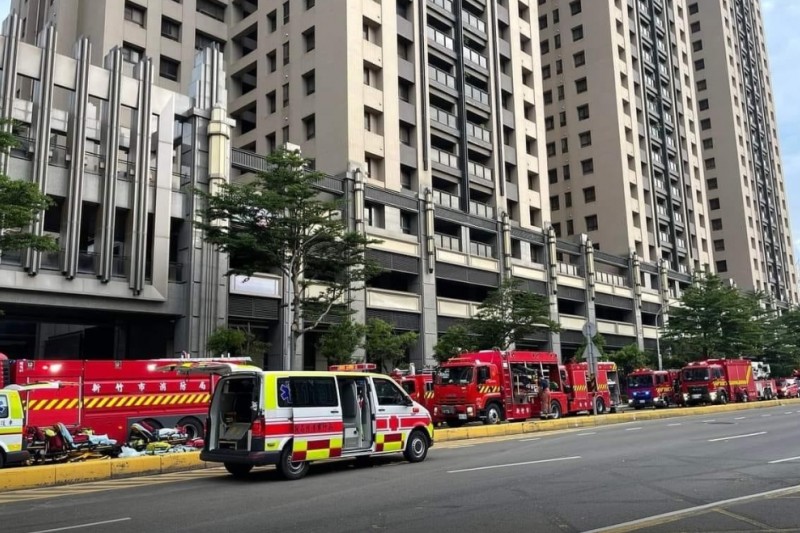 「豐邑晴空匯」26日深夜發生火警，造成2名消防隊員殉職，消防員從昨晚到今早都在忙著疏散受困民眾。 圖：翻攝自「新竹大小事」臉書社團