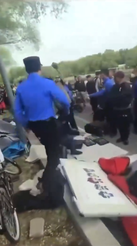 遼寧沈陽魯園的一位擺攤大爺，用板磚攻擊實施暴力的警察。 圖：翻攝自躲貓貓5.0 X（前推特）帳號