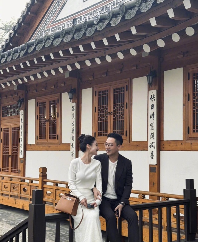 今日汪小菲與Mandy（馬筱梅）身著白色襯衫對著鏡頭燦笑，並選在527這天也象徵著「我愛妻！」。 圖：翻攝自汪小菲抖音