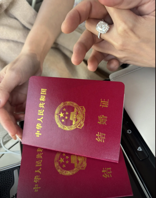 汪小菲曬出結婚證照片，與Mandy十指緊扣，Mandy手上的超巨鑽戒相當吸睛。 圖：翻攝自汪小菲抖音