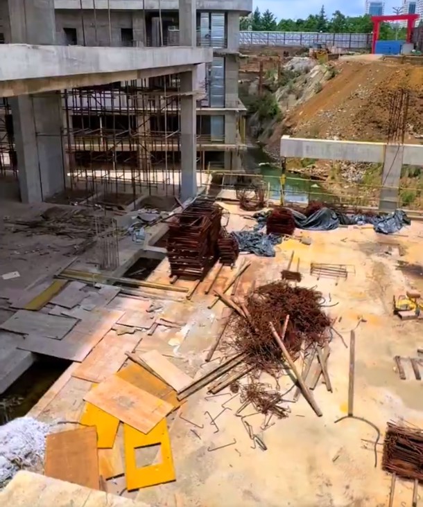 中國雲南昆明經開區林溪路的大諾方舟天地原定2023年底竣工交付，卻因開發商遭遇資金及經營困難成為爛尾樓。 圖：翻攝自 @whyyoutouzhele X帳號