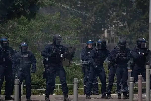 法國派遣防暴警察前往法屬新喀里多尼亞，協助平息暴亂。 圖：翻攝自 3 號 talk