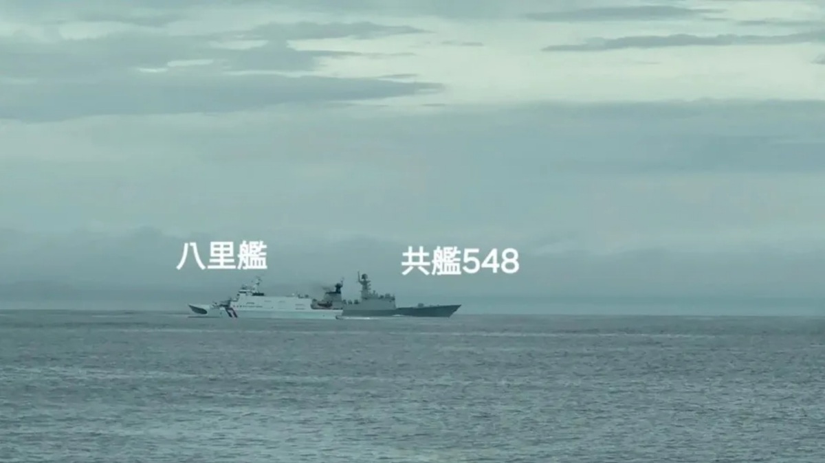 海巡署「八里艦」5月24日上午10時32分驅離解放軍「益陽號」飛彈護衛艦。 圖：海巡署提供
