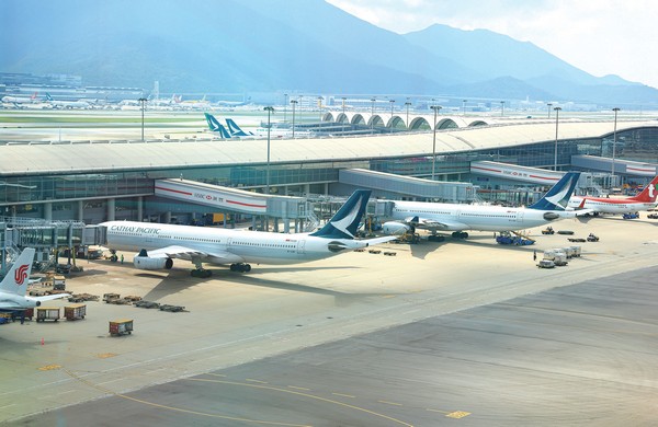 ▲為了強化香港國際機場的樞紐地位，整體機場正積極推動包括三跑道等硬體建設工程，預計至2035年可達1.2億人次的年吞吐量，貨運則達到1,000萬噸水準。 圖/旅奇週刊