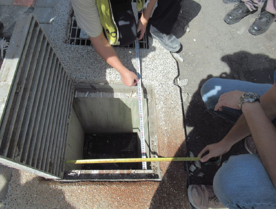 中和區佳和公園新建工程案查驗，技師確認現場排水陰井尺寸與核定圖說一致，有足夠沉砂空間以利日後維護排水暢通。 圖：新北市水利局/提供